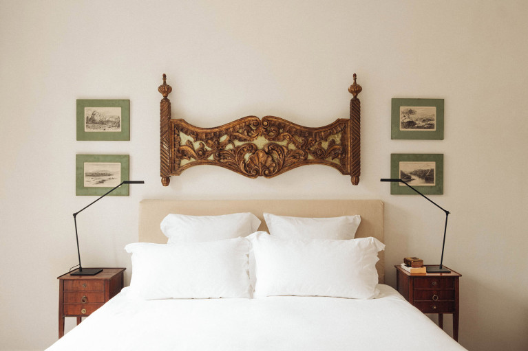 Lit d'une chambre d'hôtel 5 étoiles à Zonza - lit en bois et draps blancs